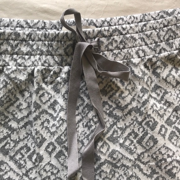 GREY & WHITE SKIRT - Picture 3 of 4